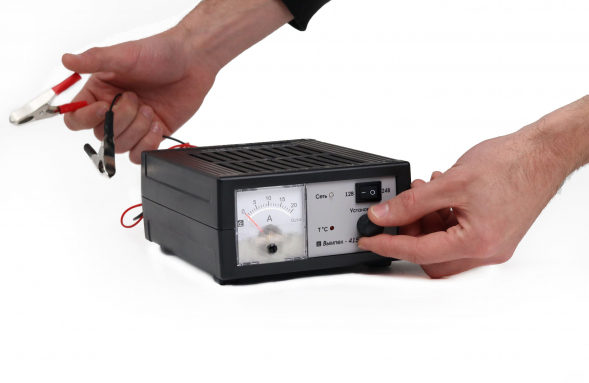 Зарядное устройство Вымпел 415 (автомат, 0-20А, 12/24В, стрелочный амперм)